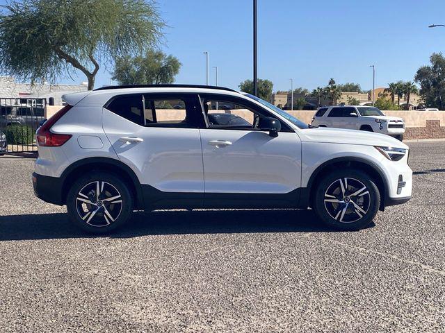 2026 Volvo XC40 Core, B4 FWD Gas (mild hybrid), Dark
