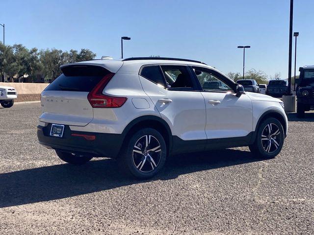 2026 Volvo XC40 Core, B4 FWD Gas (mild hybrid), Dark