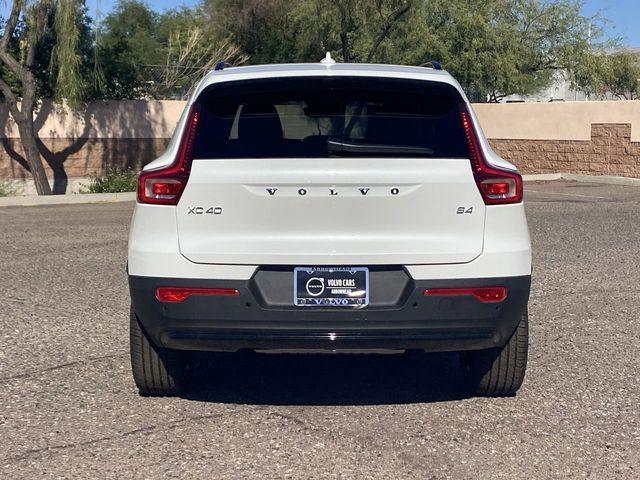 2026 Volvo XC40 Core, B4 FWD Gas (mild hybrid), Dark