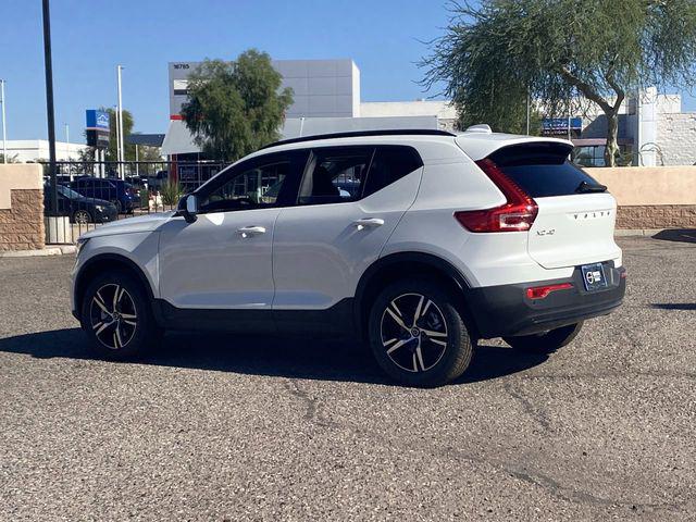 2026 Volvo XC40 Core, B4 FWD Gas (mild hybrid), Dark
