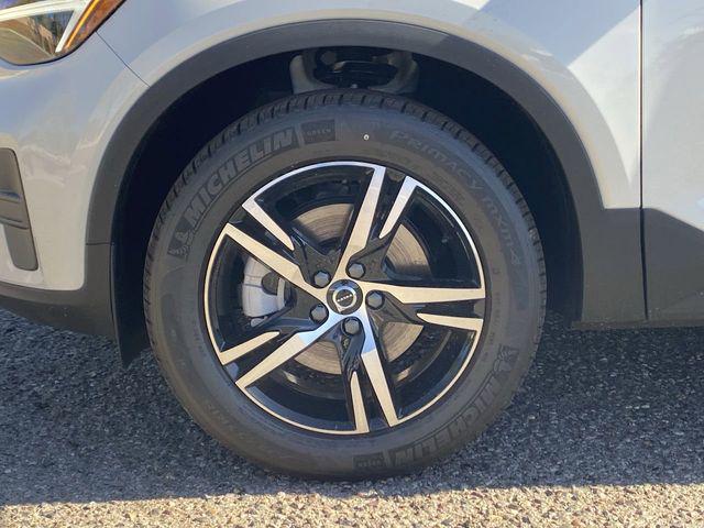 2026 Volvo XC40 Core, B4 FWD Gas (mild hybrid), Dark
