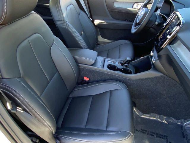 2026 Volvo XC40 Core, B4 FWD Gas (mild hybrid), Dark