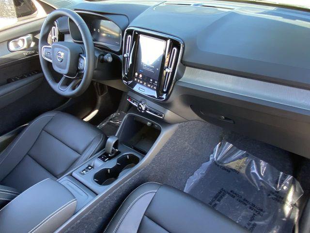 2026 Volvo XC40 Core, B4 FWD Gas (mild hybrid), Dark