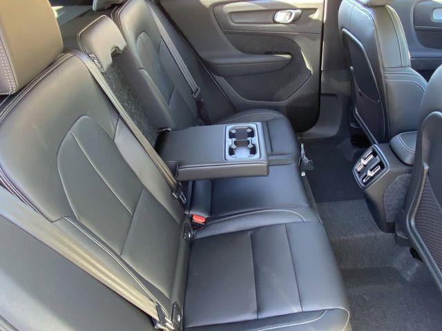 2026 Volvo XC40 Core, B4 FWD Gas (mild hybrid), Dark