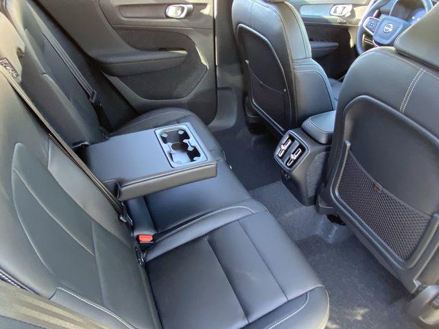 2026 Volvo XC40 Core, B4 FWD Gas (mild hybrid), Dark