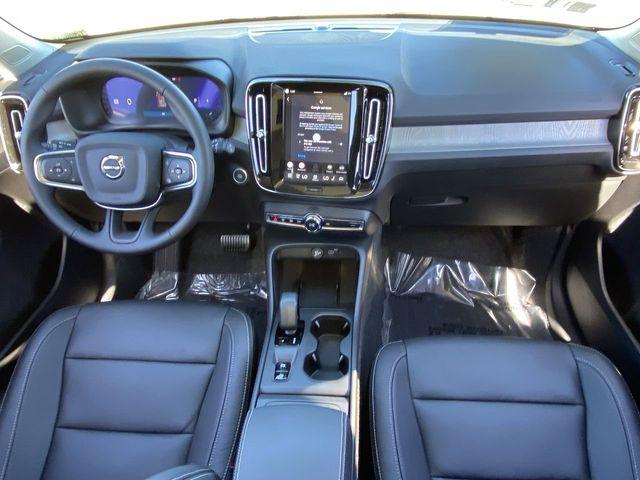 2026 Volvo XC40 Core, B4 FWD Gas (mild hybrid), Dark