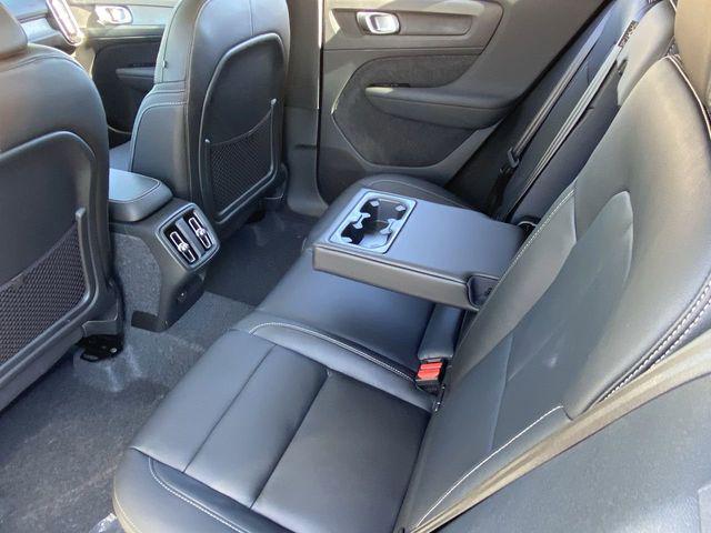 2026 Volvo XC40 Core, B4 FWD Gas (mild hybrid), Dark