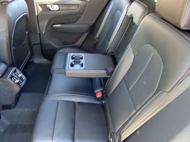 2026 Volvo XC40 Core, B4 FWD Gas (mild hybrid), Dark