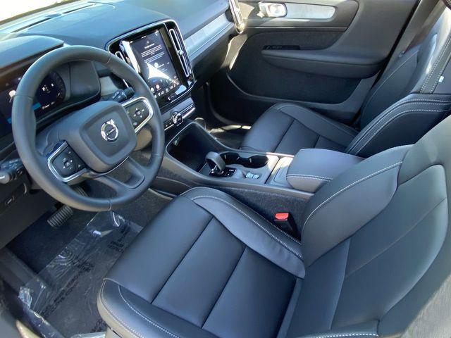 2026 Volvo XC40 Core, B4 FWD Gas (mild hybrid), Dark