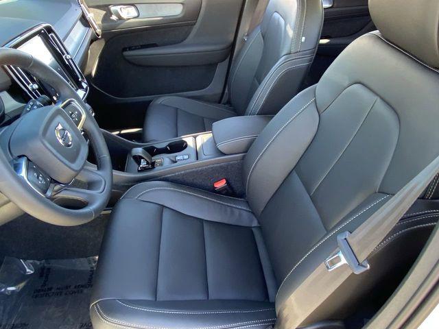2026 Volvo XC40 Core, B4 FWD Gas (mild hybrid), Dark