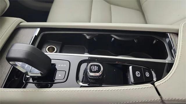 2023 Volvo XC90 Recharge T8 Plus 6-Seater
