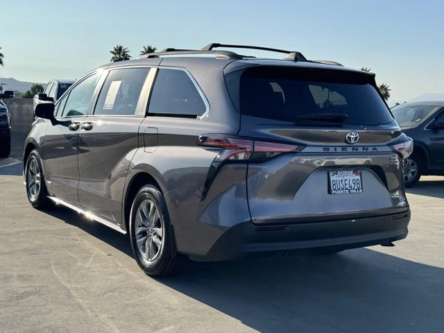 2021 Toyota Sienna LE 2021 Toyota Sienna LE