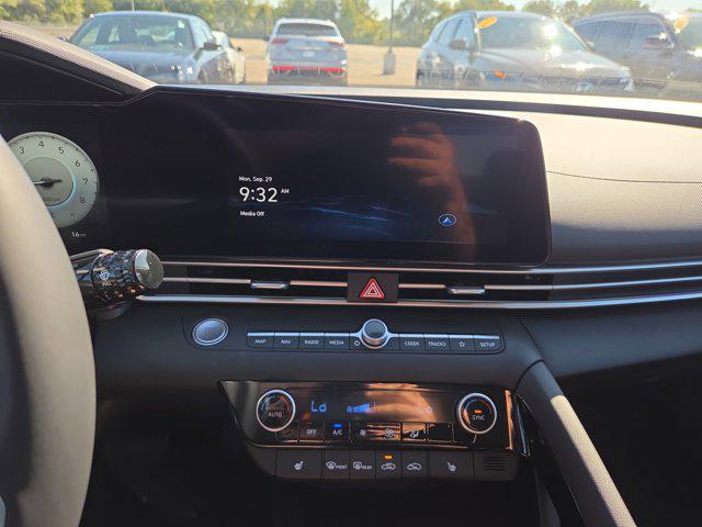 2025 Hyundai Elantra Limited - Photo 10