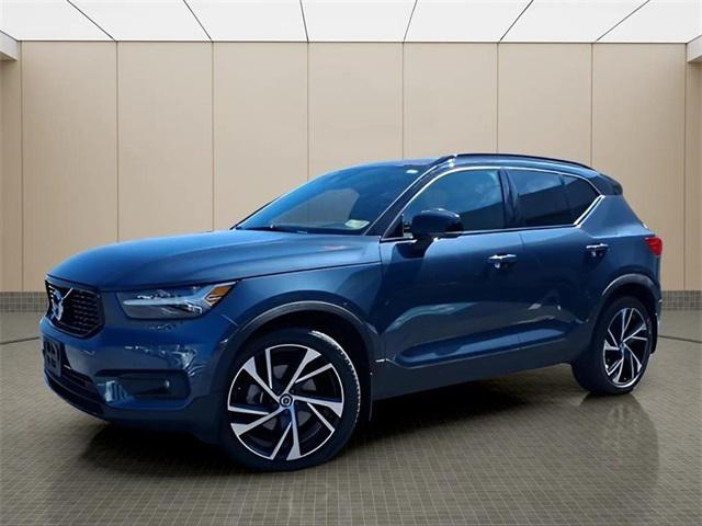 2022 Volvo XC40 T5 R-Design