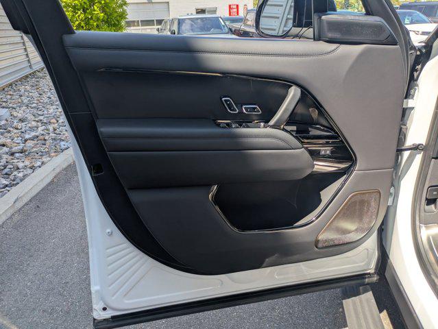 2025 Land Rover Range Rover P615 SV
