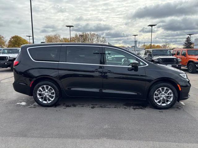 2026 Chrysler Pacifica Select AWD