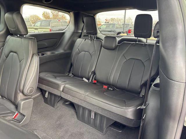 2026 Chrysler Pacifica Select AWD