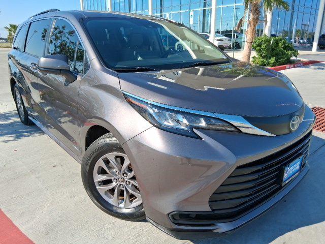 2021 Toyota Sienna LE 2021 Toyota Sienna LE