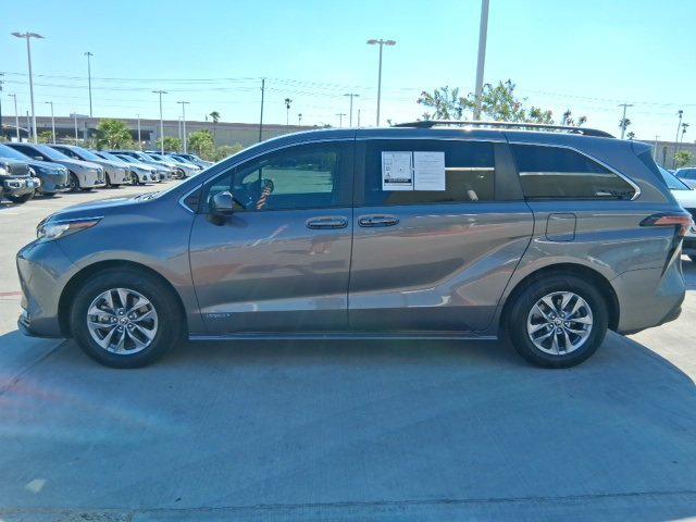 2021 Toyota Sienna LE 2021 Toyota Sienna LE