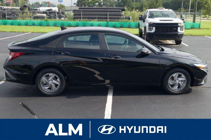 2025 Hyundai Elantra SE photo 2