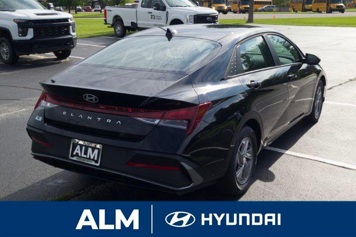 2025 Hyundai Elantra SE photo 3