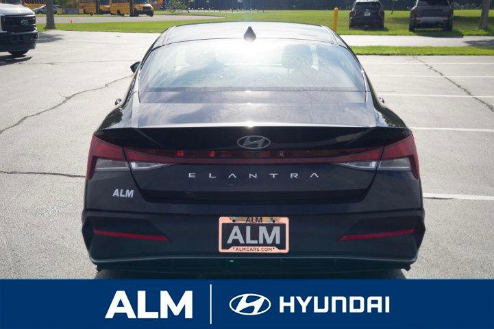 2025 Hyundai Elantra SE photo 4