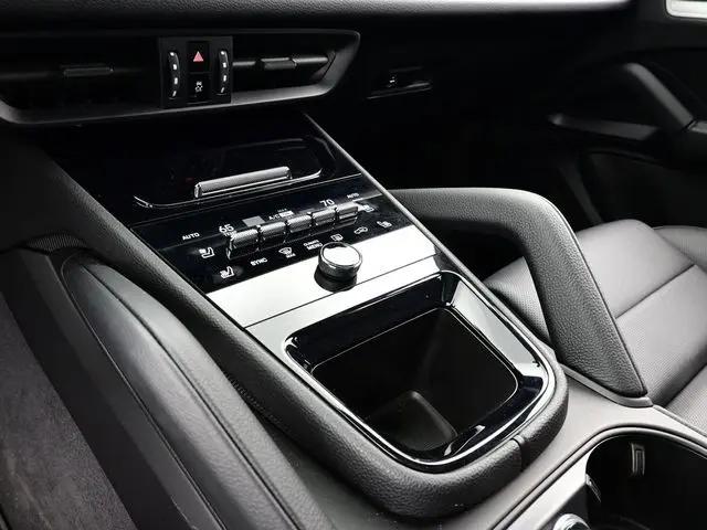 2025 Porsche Cayenne Standard