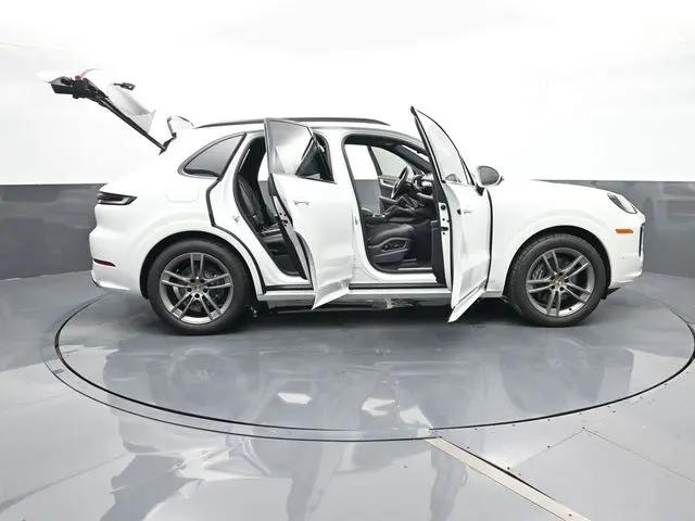 2025 Porsche Cayenne Standard