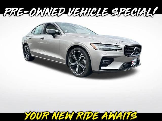 2024 Volvo S60 B5 Plus Dark Theme 2024 Volvo S60 B5 Plus Dark Theme
