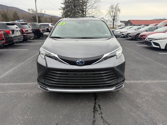 2025 Toyota Sienna LE