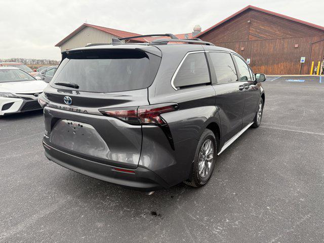 2025 Toyota Sienna LE