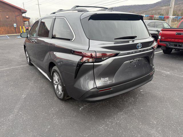 2025 Toyota Sienna LE