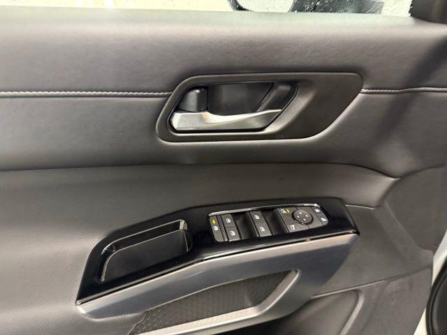 2025 Nissan Pathfinder SL FWD