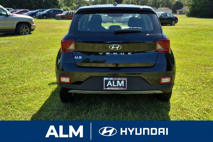 2026 Hyundai Venue SE photo 3