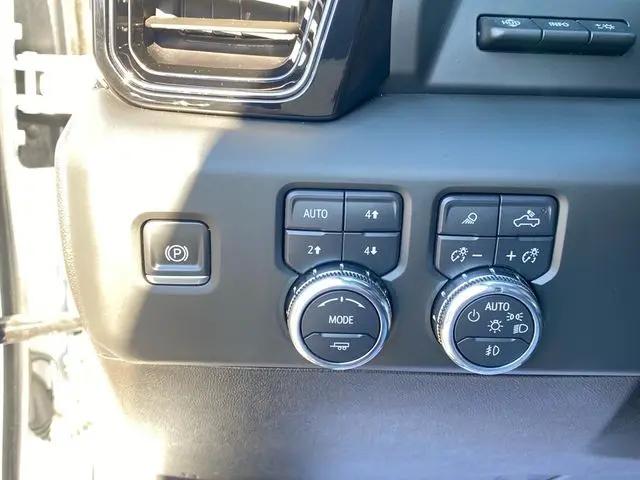 2025 GMC Sierra 3500HD 4WD Crew Cab Standard Bed AT4