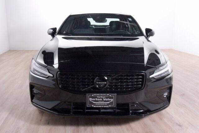 2022 Volvo S60 B5 Black Edition R-Design