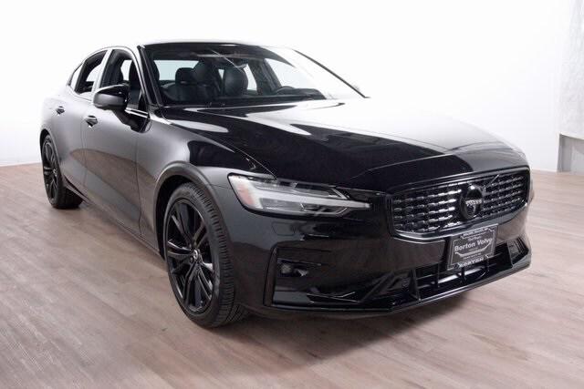2022 Volvo S60 B5 Black Edition R-Design