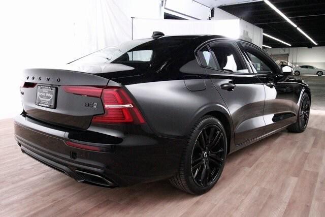 2022 Volvo S60 B5 Black Edition R-Design