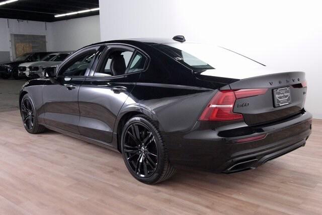 2022 Volvo S60 B5 Black Edition R-Design