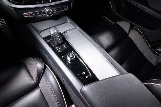2022 Volvo S60 B5 Black Edition R-Design