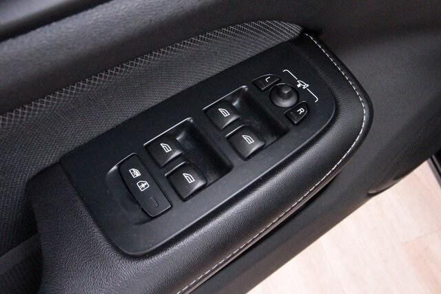 2022 Volvo S60 B5 Black Edition R-Design