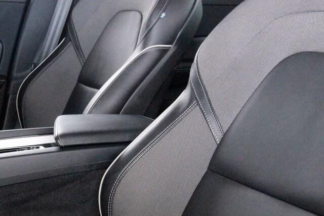 2022 Volvo S60 B5 Black Edition R-Design