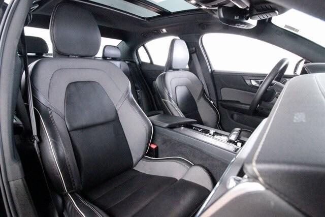 2022 Volvo S60 B5 Black Edition R-Design