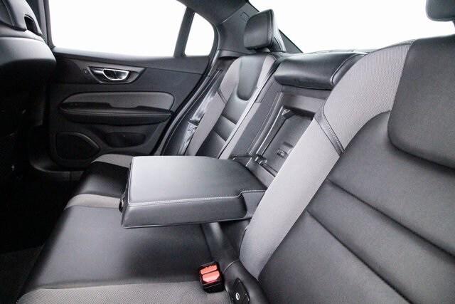 2022 Volvo S60 B5 Black Edition R-Design