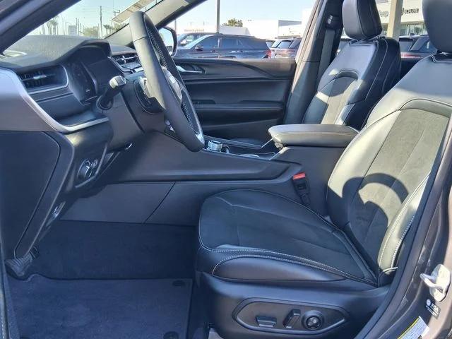2025 Jeep Grand Cherokee Altitude 4x2