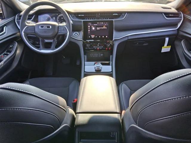 2025 Jeep Grand Cherokee Altitude 4x2