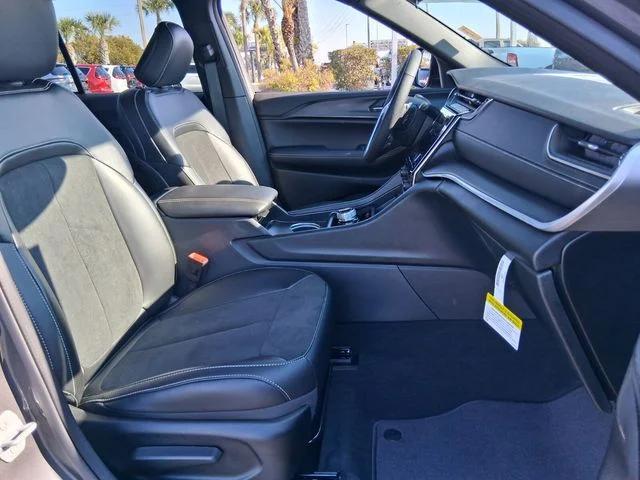 2025 Jeep Grand Cherokee Altitude 4x2