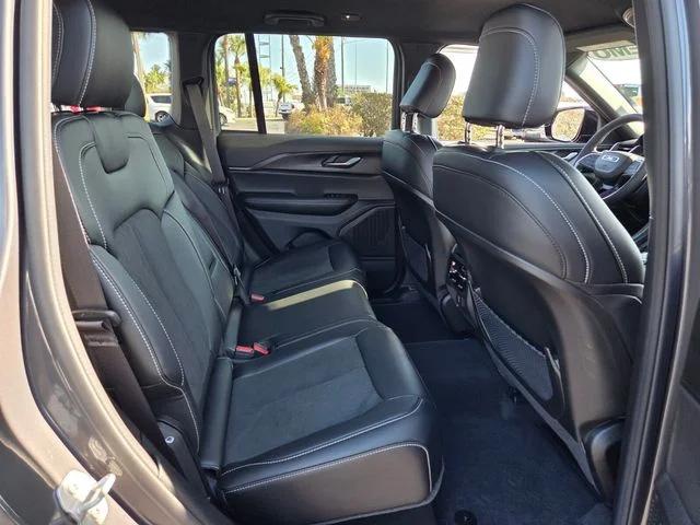 2025 Jeep Grand Cherokee Altitude 4x2