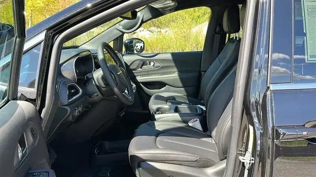 2026 Chrysler Pacifica Select AWD