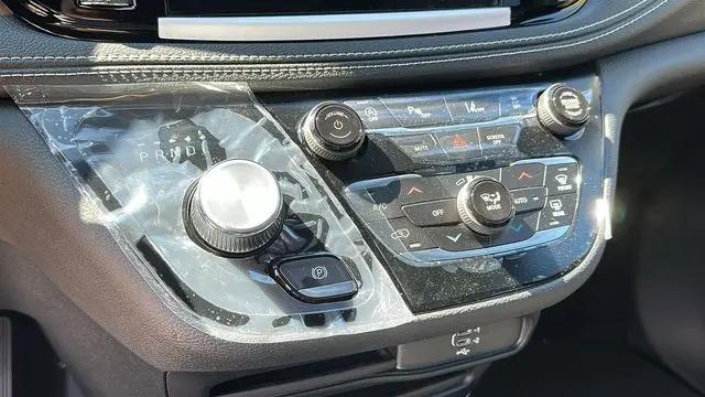 2026 Chrysler Pacifica Select AWD